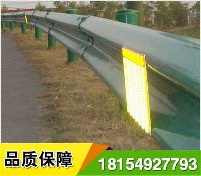 道路輪廊標(biāo)的英文名稱 Delineator，它是沿道路兩側(cè)邊緣設(shè)置、用于顯示道路邊界輪廓、指引車輛正常行駛、具有逆反射性能的一種交通安全設(shè)施，從功能上說，輪廓標(biāo)是一種視線誘導(dǎo)設(shè)